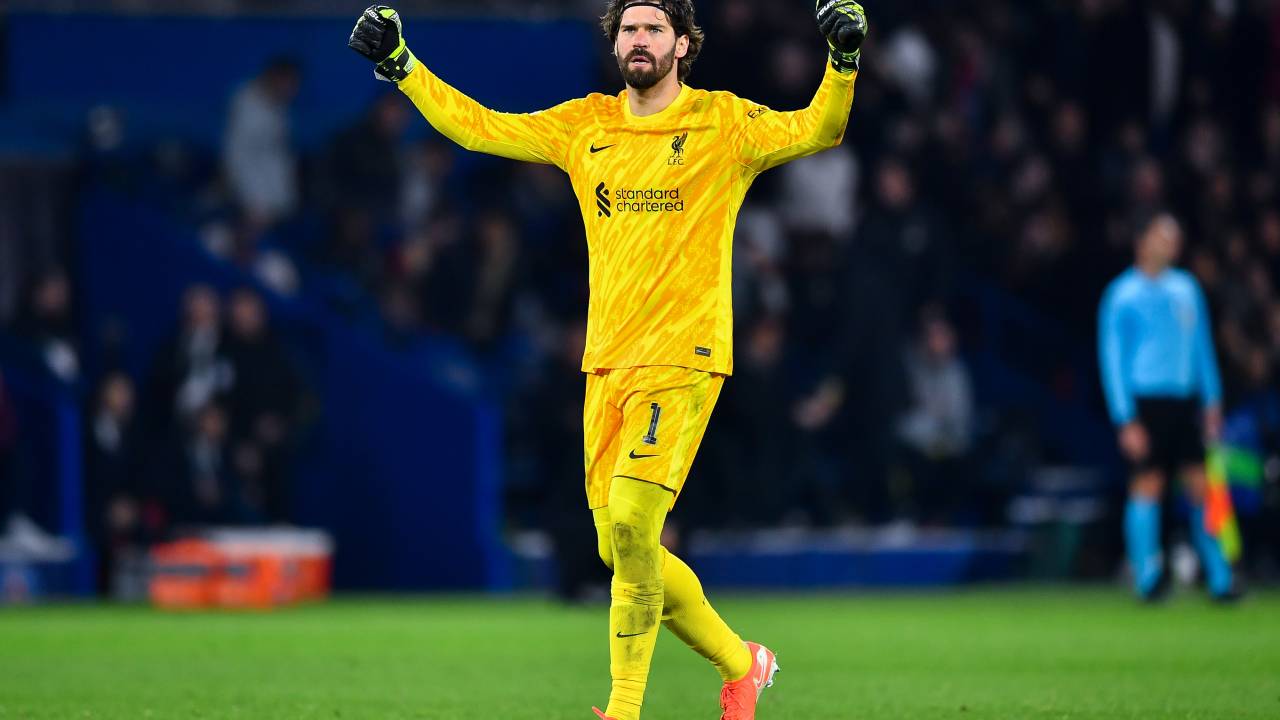 Alisson Becker comemorando pelo Liverpool