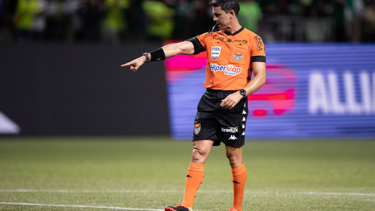 Flavio Rodrigues de Souza aponta a marca do pênalti depois de decisão do VAR no Choque-Rei