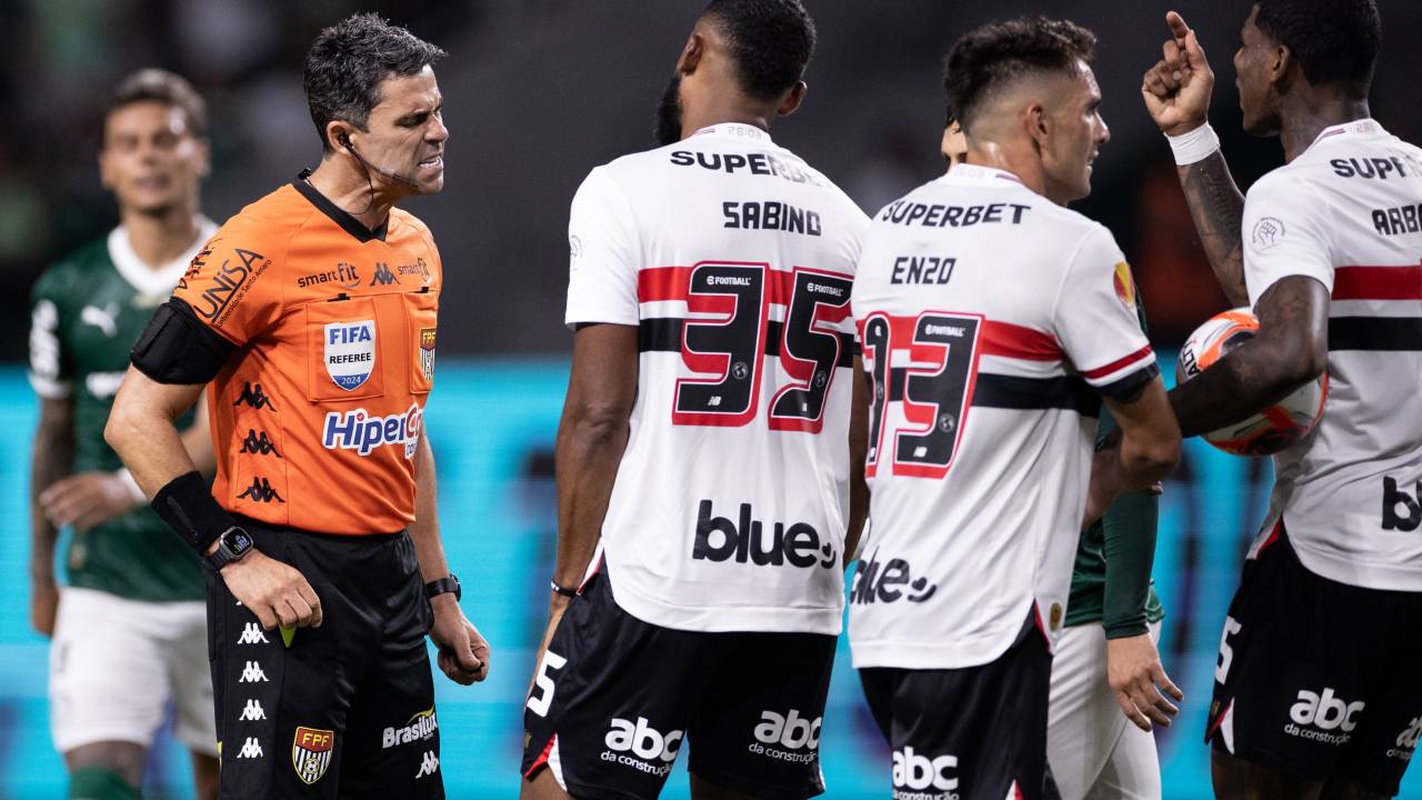 Jogadores do São Paulo revoltados com a marcação do árbitro da penalidade