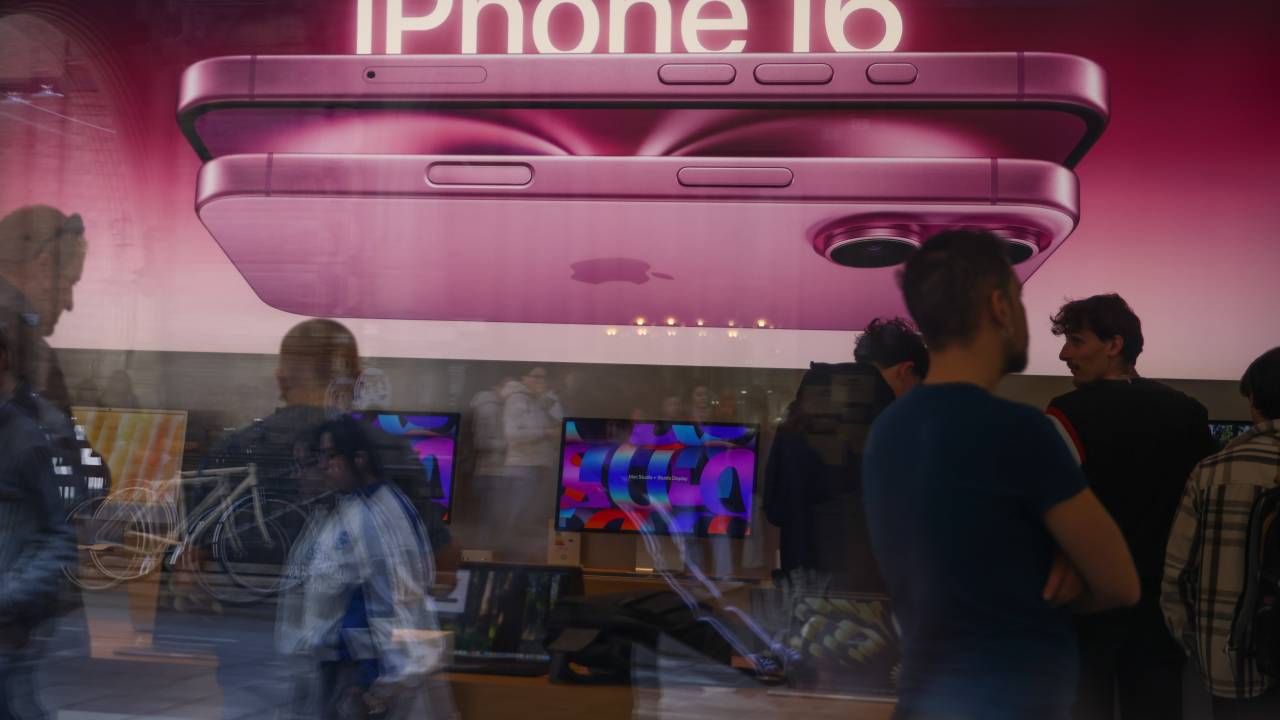 Loja da Apple com propaganda do Iphone 16
