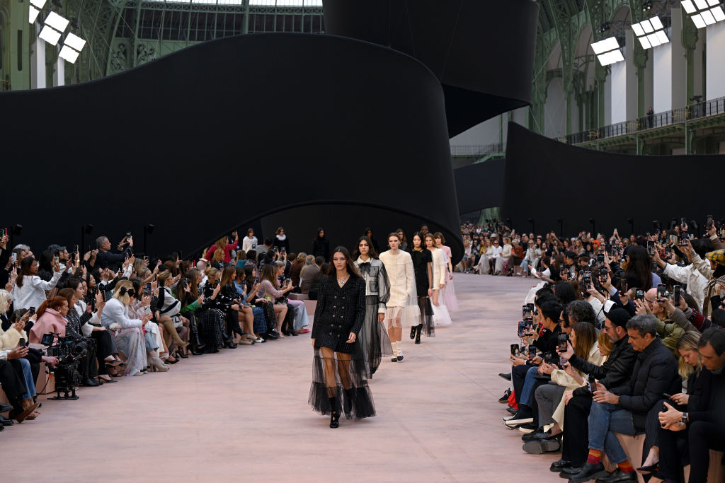 Chanel revisita códigos, traz itens urbanos e aposta em ‘toque onírico’ em Paris