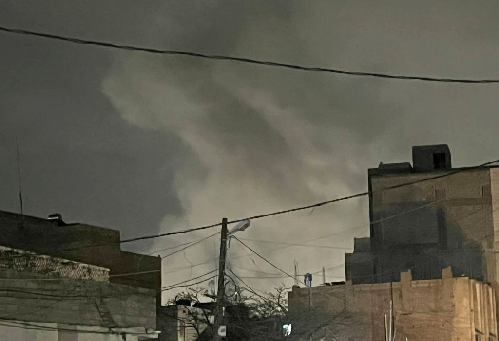 Colunas de fumaça são vistas após ataque americana a Sanaã, capital do Iêmen. Alvo é o grupo rebelde Houthi