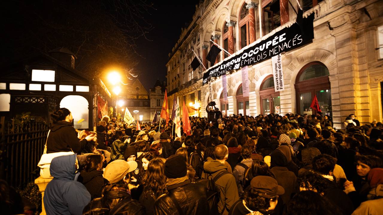 Manifestantes protestam contra operação da polícia de Paris para despejar imigrantes do teatro Gaite Lyrique. 18/03/2025