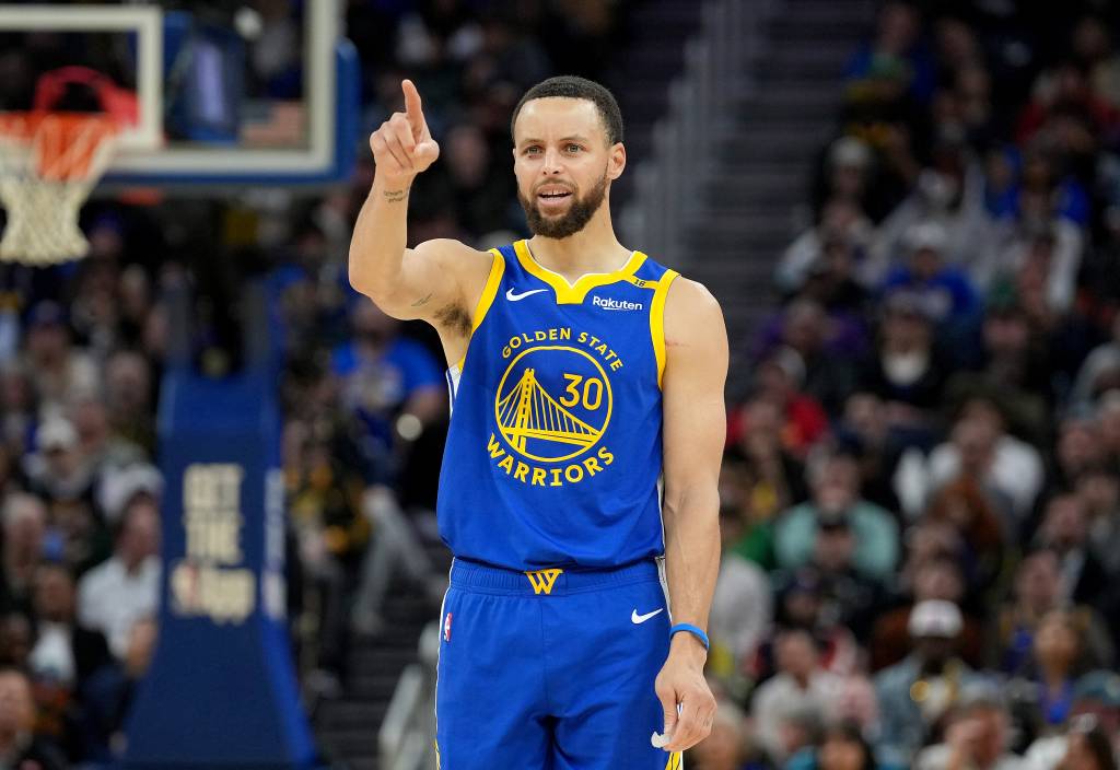 Astro da NBA faz cesta impressionante de fora da quadra; veja vídeo