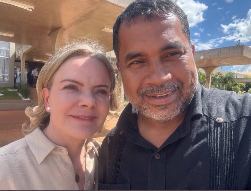 Gleisi Hoffmann e coordenador do MST viajam com Lula para o Uruguai