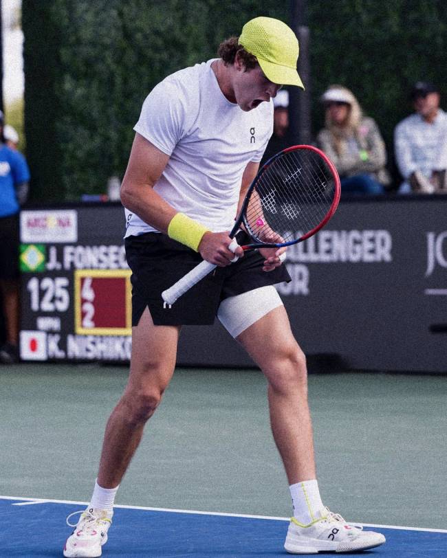 O tenista carioca João Fonseca comemora após derrotar o japonês Kei Nishikori