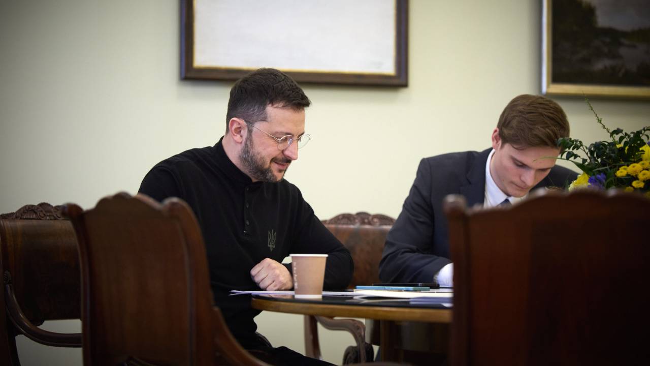 O presidente da Ucrânia, Volodymyr Zelensky, em telefonema com o presidente dos EUA, Donald Trump. 19/03/2025