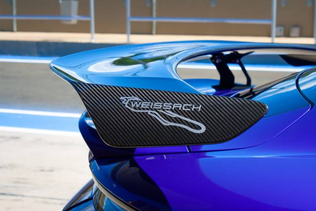 Detalhe indica que o Turbo GT é equipado com o pacote Weissach, que inclui modificações importantes com foco em performance