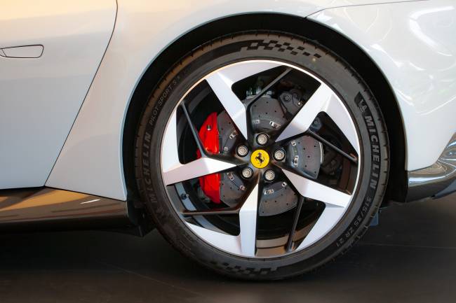 Ferrari 12 Cilindri vem equipada com rodas de 21 polegadas