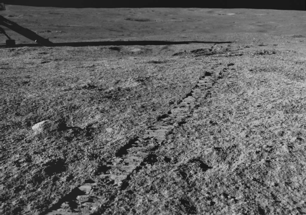 Temperaturas na Lua superam previsões científicas, forçando cientistas a repensar onde buscar água congelada. A missão Chandrayaan-3 detectou até 82ºC no polo sul lunar, muito acima dos 56ºC estimados antes da exploração, o que pode afetar a preservação de gelo na região.