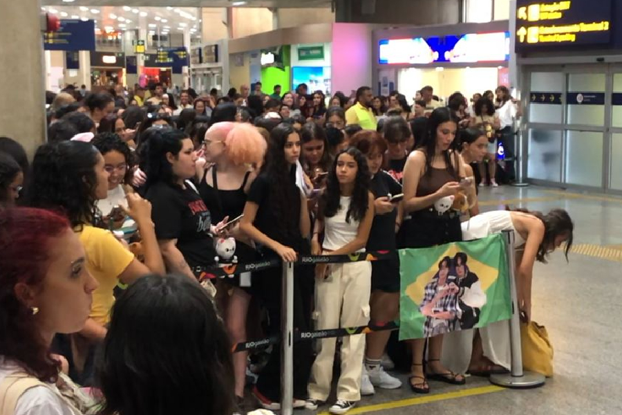 Multidão de fãs foi ao Galeão para acompanhar a chegada do grupo sul-coreano Stray Kids