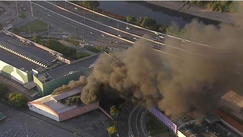 Incêndio de grandes proporções atinge parque de diversões em São Paulo