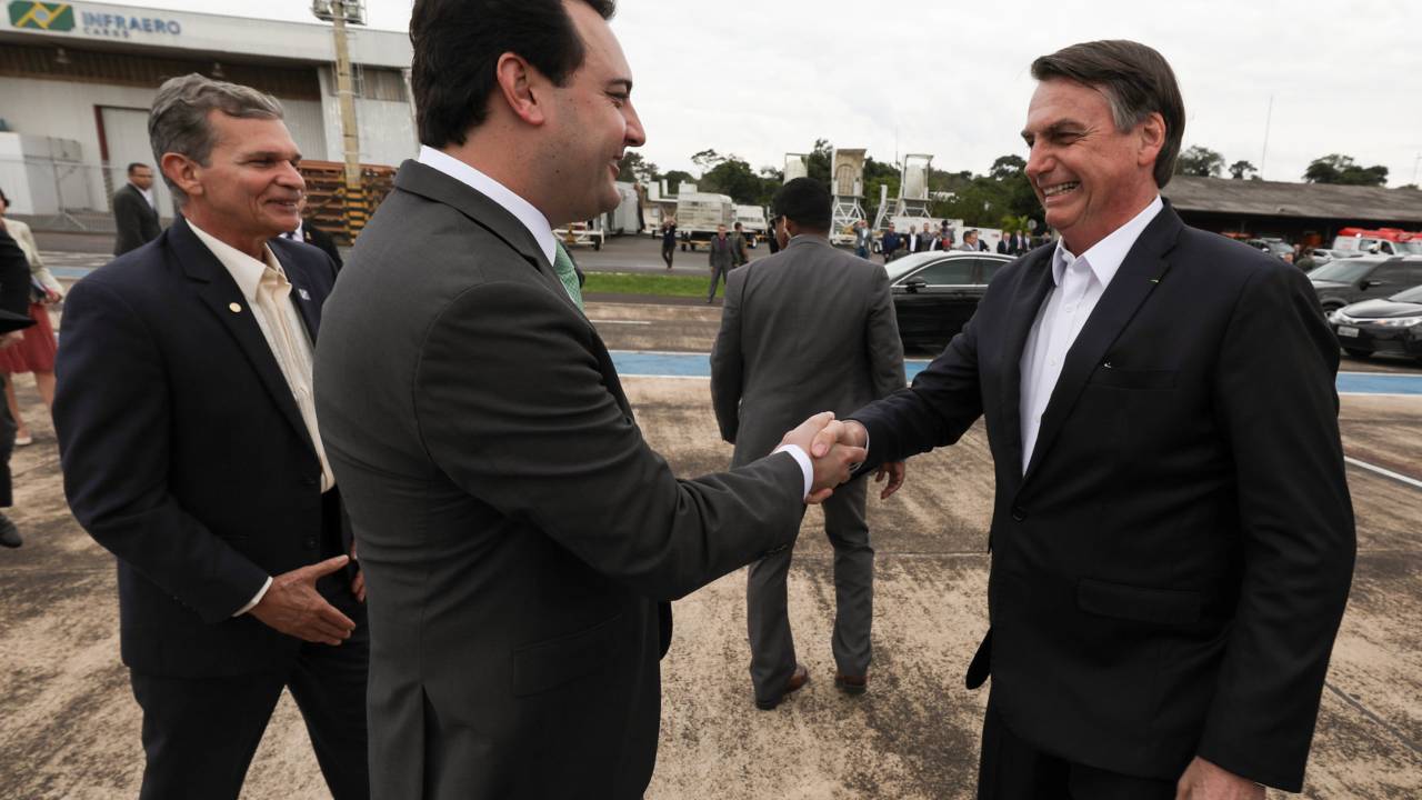 (Foz do Iguaçu - PR, 10/05/2019) Presidente da República, Jair Bolsonaro, recebe os cumprimentos do Governador do Paraná, Ratinho Júnior (PSD/PR). Foto: Marcos Corrêa/PR