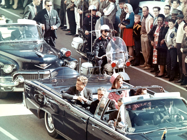 O então presidente dos Estados Unidos, John F. Kennedy, pouco antes do seu assassinato. 22/11/1963