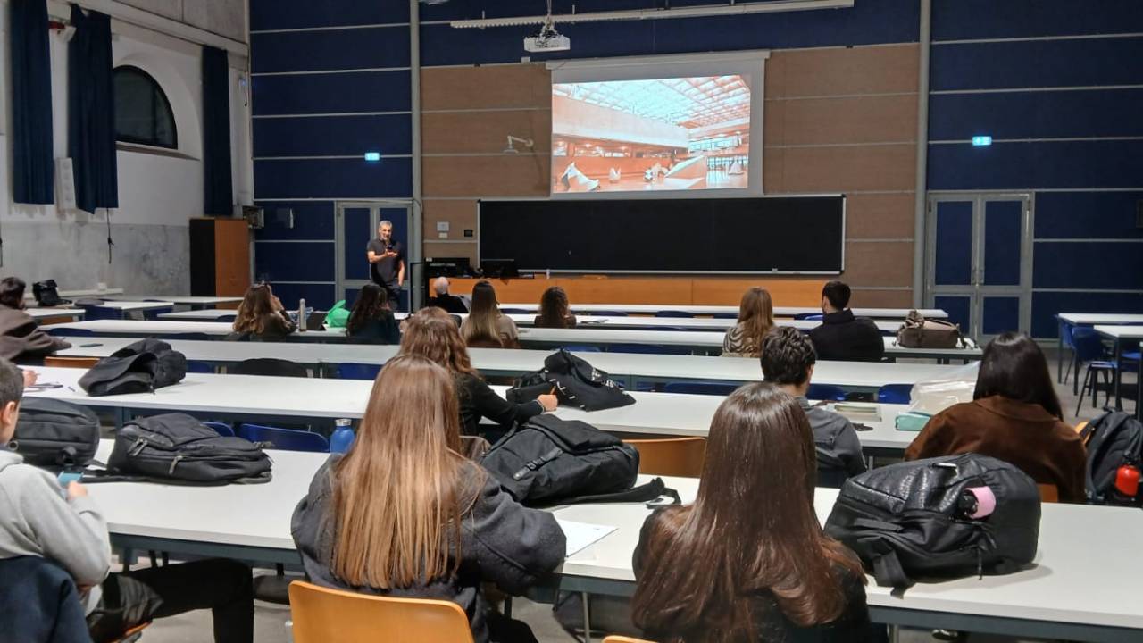 Lourenço Gimenes, do escritorio FGMF, apresenta a arquitetura brasileira para alunos da Roma Tre, em Roma