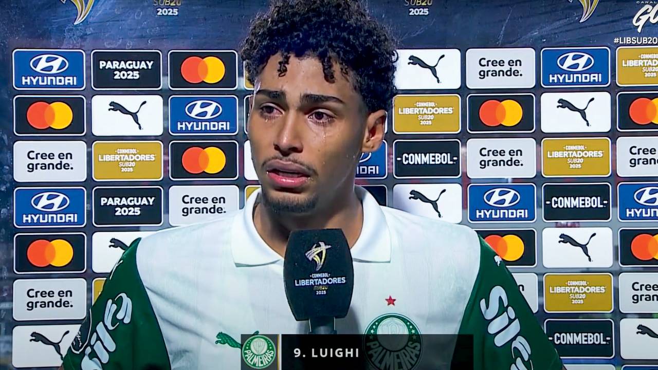 UMA VOZ - O jogador Luighi, do sub-20 do Palmeiras, ao microfone da imprensa: o choro como alerta