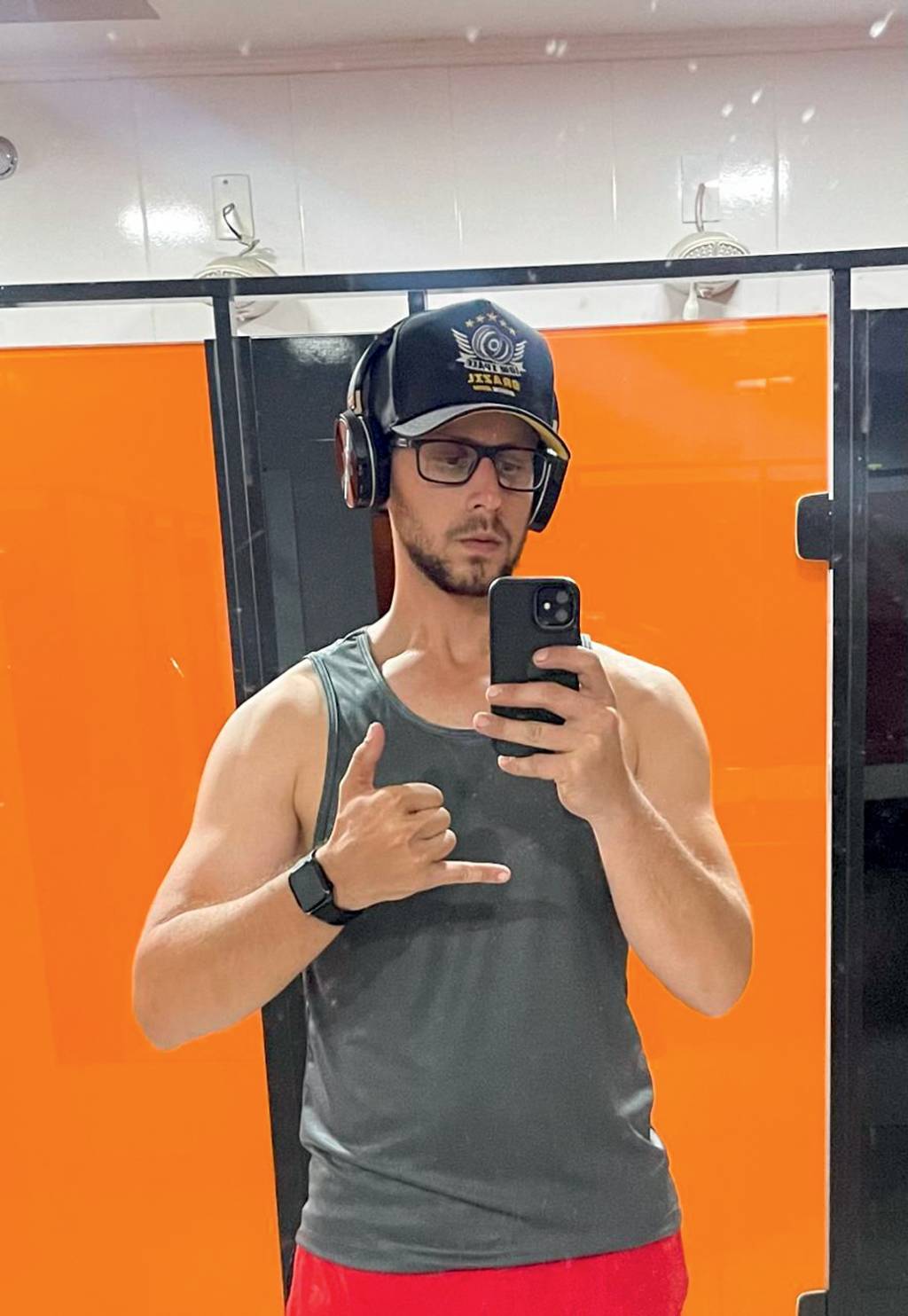 Thiago Diniz após.jpeg THIAGO DIZNIZ - Aos 25 anos, o gerente descobriu um tumor de cerca de 12 centímetros perto do rim após passar um mês sentindo dores. O pai e o avô também tiveram câncer, mas ele não imaginava que receberia o mesmo diagnóstico tão jovem. Recuperado, diz que aprendeu a priorizar a saúde