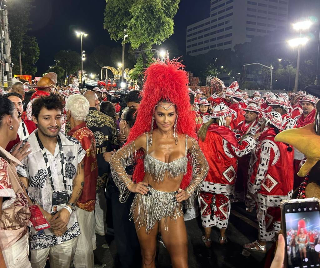 A incompreensível desculpa de Deborah Secco para falta de samba