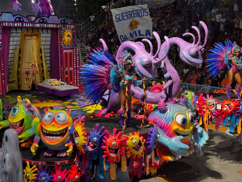 O carro alegórico de Paulo Barros mais criticado no Carnaval