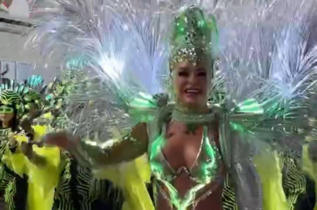 Rainha imita coleira de Luma de Oliveira em homenagem a contraventor