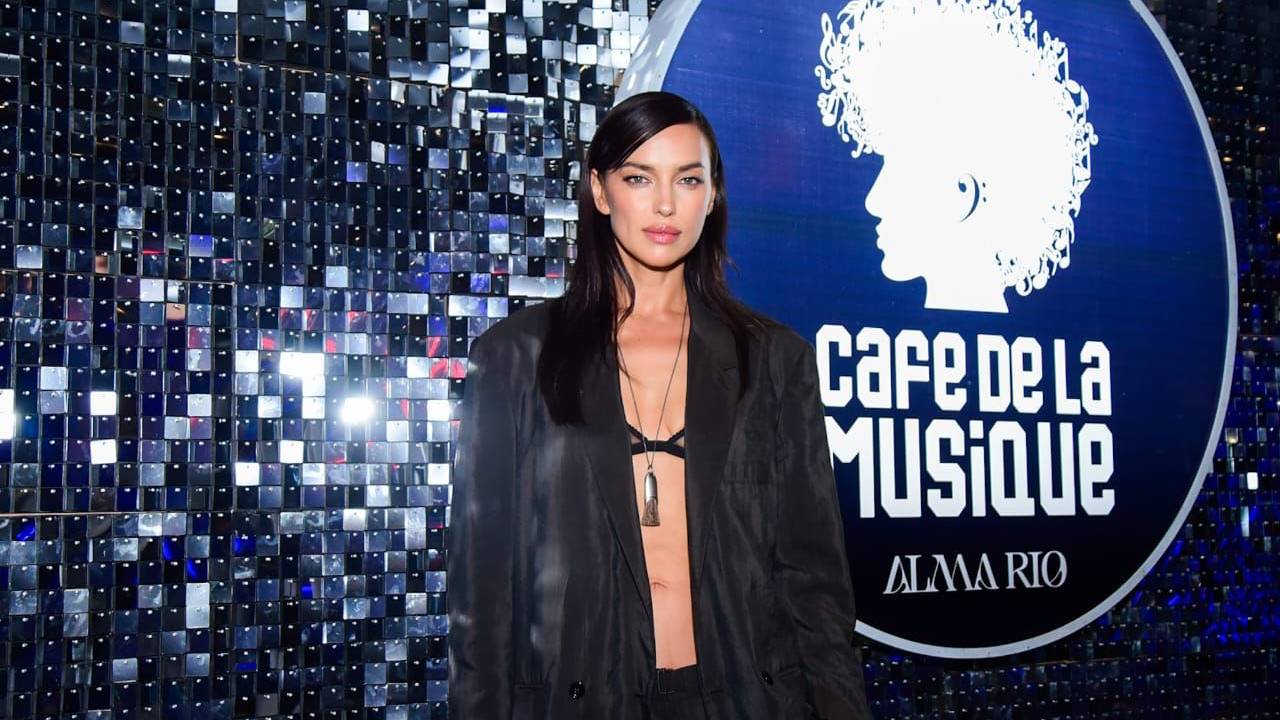 Irina Shayk em camarote na Marquês de Sapucaí, no Rio de Janeiro. 04/03/2025