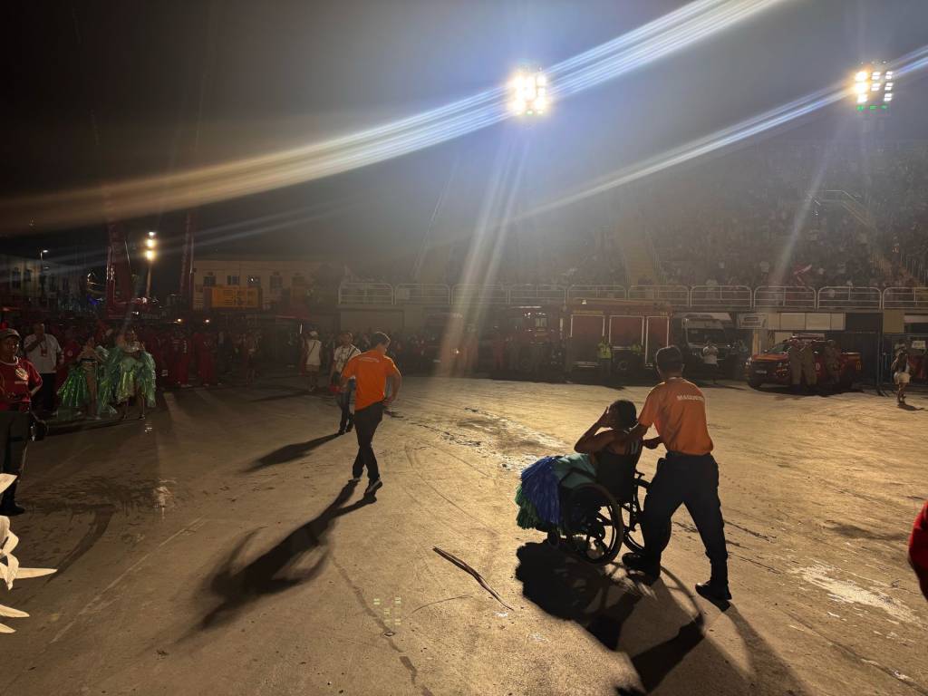 Escolas ‘esquecem’ do calor e fazem foliões passarem mal