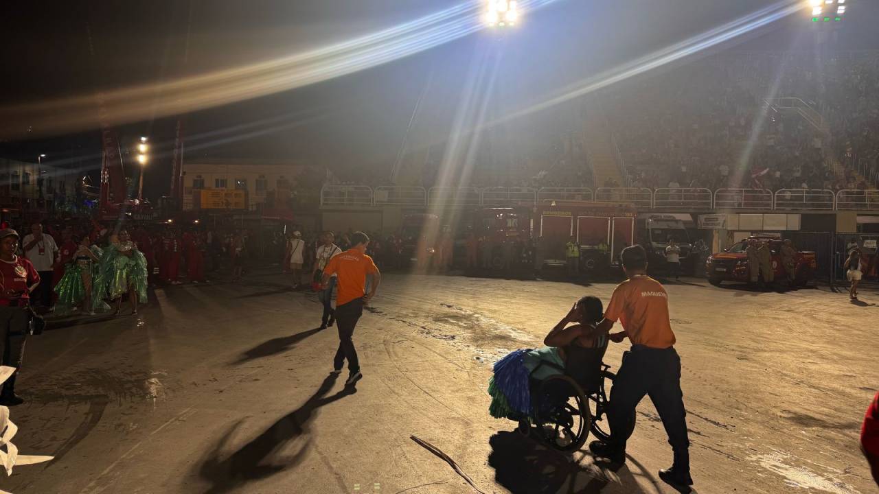 Pessoas são carregadas após mal estar ao completar circuito na Sapucaí. 04/03/2025