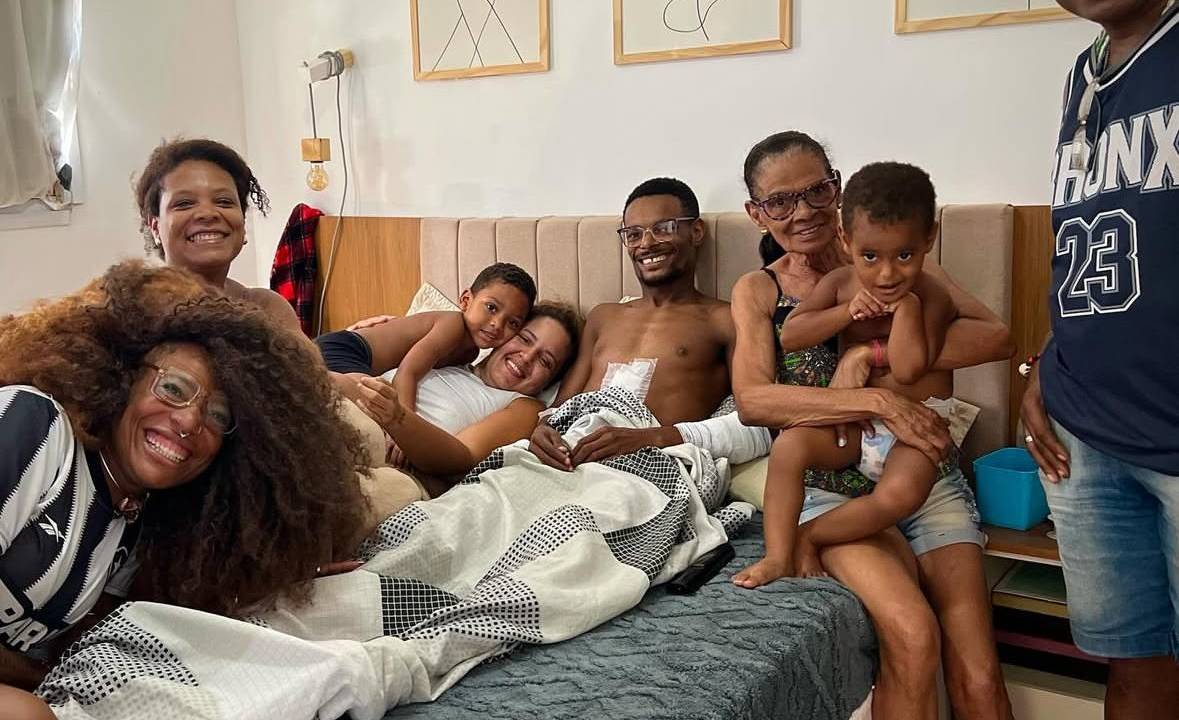 Igor Melo com familiares após receber alta: ele foi baleado ao ser confundido com assaltante