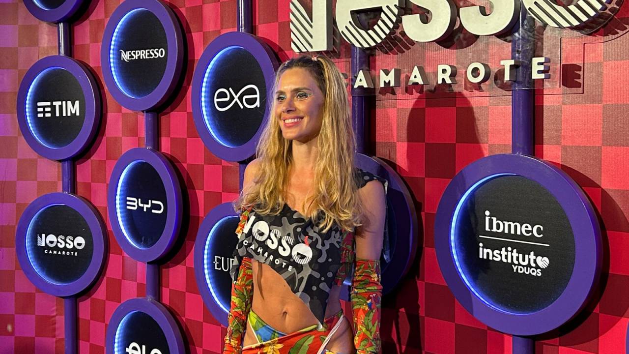 Carolina Dieckmann em camarote na Marquês de Sapucaí, no Rio de Janeiro. 08/03/2025