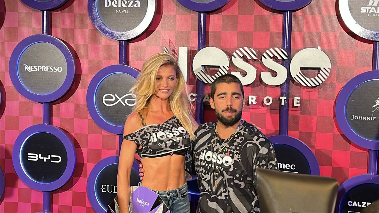 Antes da invasão, Cíntia Dicker e Pedro Scooby passaram por camarote na Sapucaí. 08/03/2025