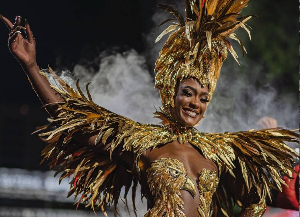 Erika Januza chora na concentração, após ser desligada da Viradouro