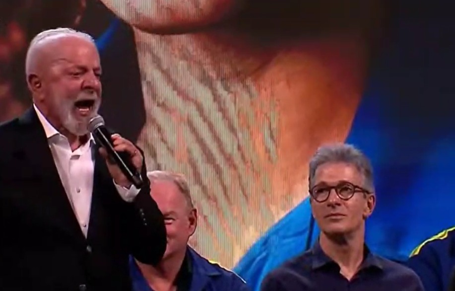 O governador de Minas Gerais, Romeu Zema (Novo), visivelmente constrangido durante discurso do presidente Lula