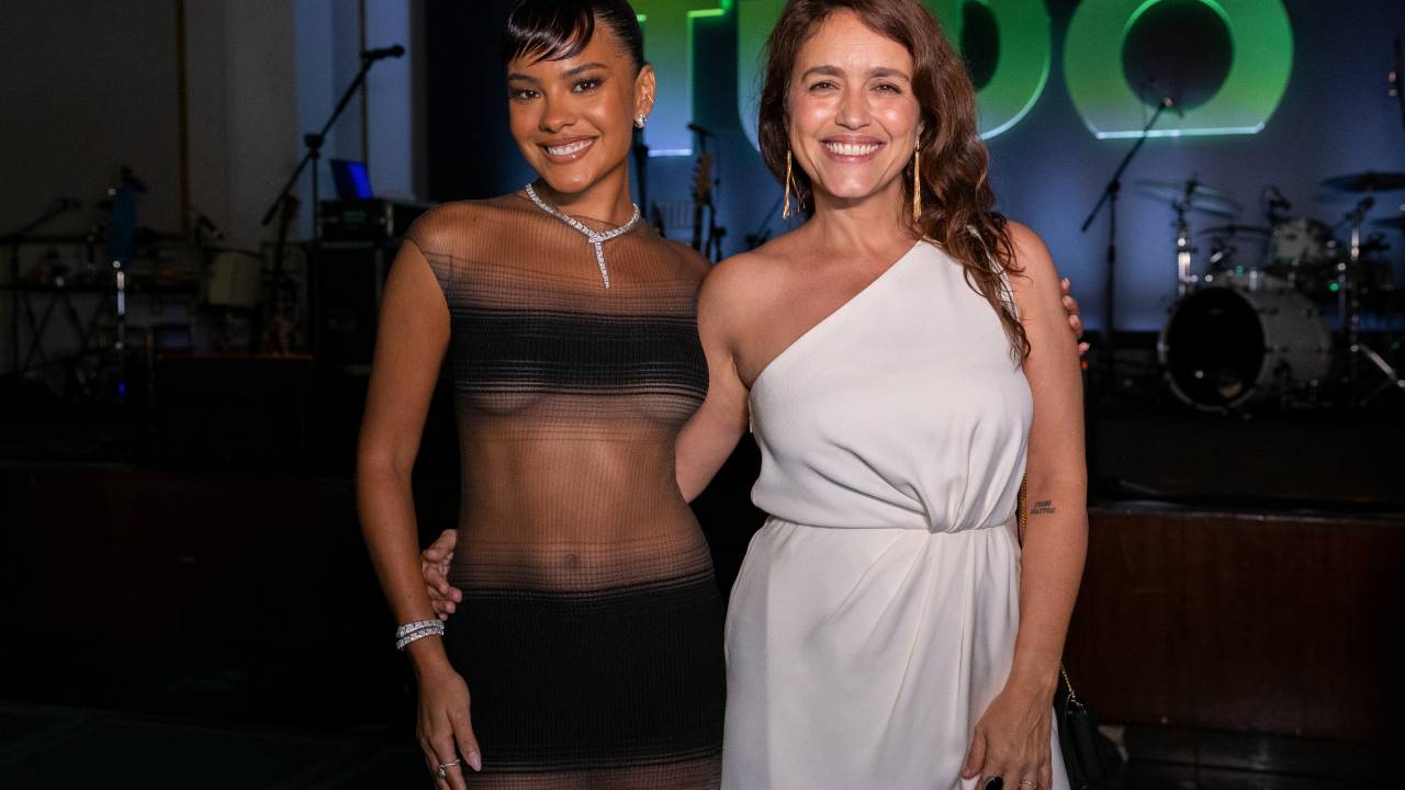 A atriz Bella Campos e Manuela Dias, intérprete de Maria de Fátima e a autora do remake de 'Vale Tudo', respectivamente