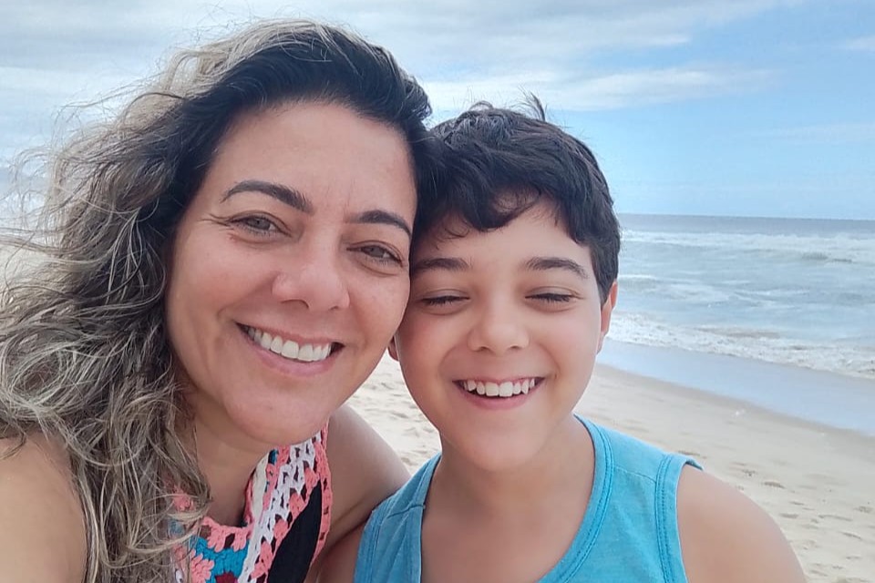 Erika e o filho, Henrique, de volta ao Rio de Janeiro, no Brasil.