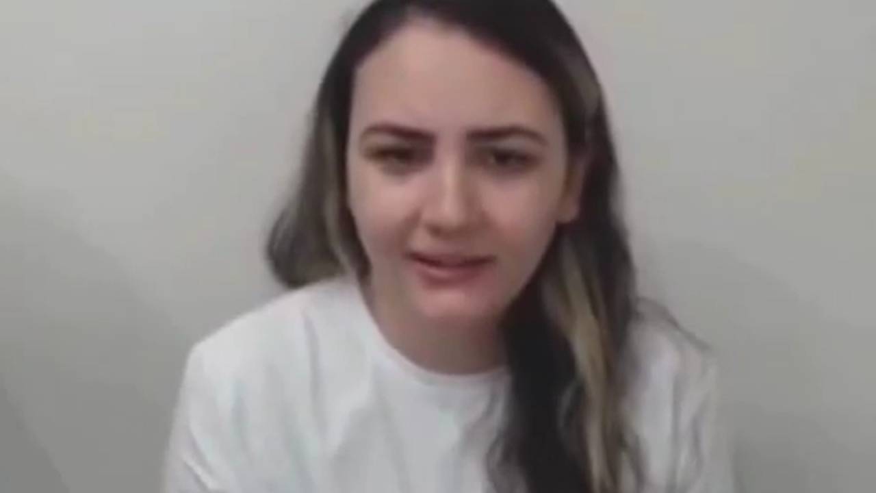Débora Rodrigues, cabeleireira presa por pintar estátua A Justiça de batom