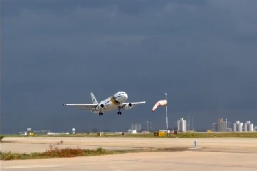 Avião com Lula a bordo arremete durante pouso em Sorocaba; veja vídeo