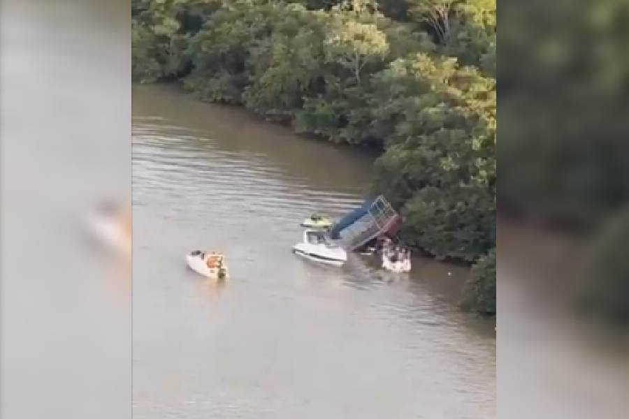 Catamarã com 24 passageiros afunda em Goiás; veja vídeo do resgate