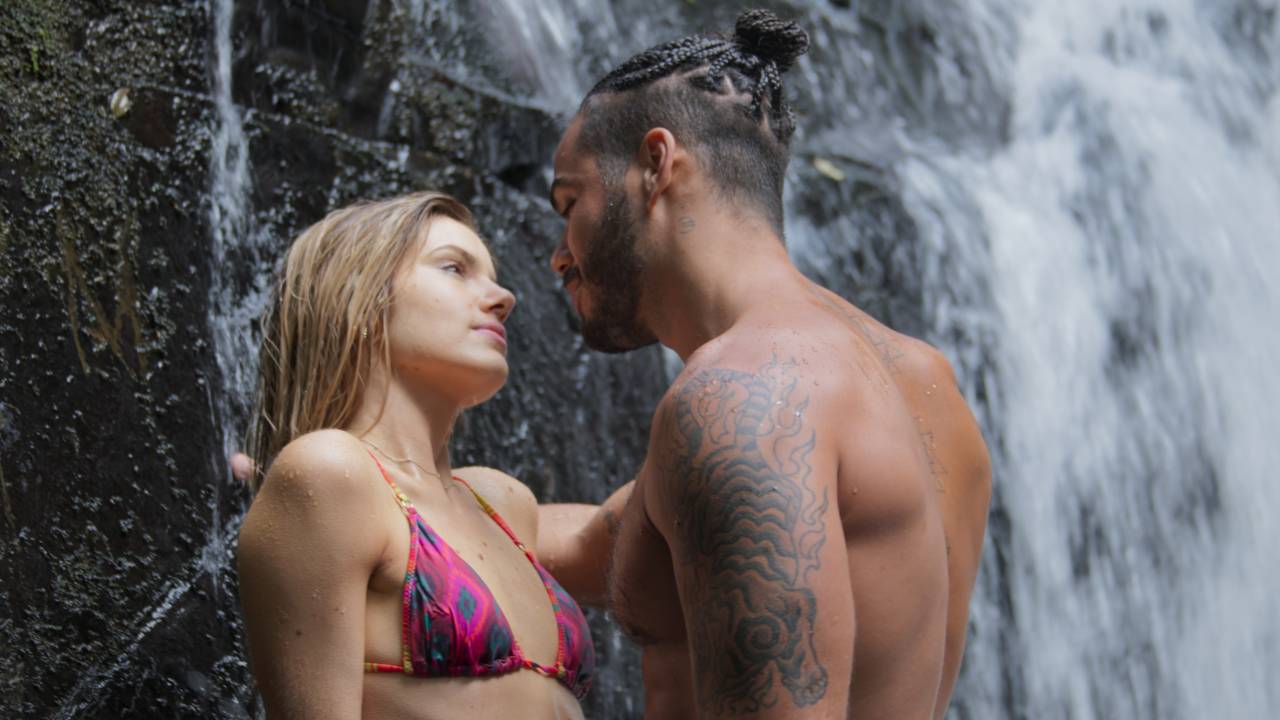 Sofia/Júlia (Camila Queiroz) e Gabriel (Romaní) em cena de 'Beleza Fatal', novela da Max