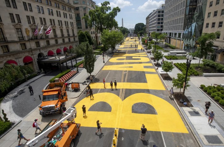 Avenida em Washington onde o grupo Black Lives Matter pintou seu mural