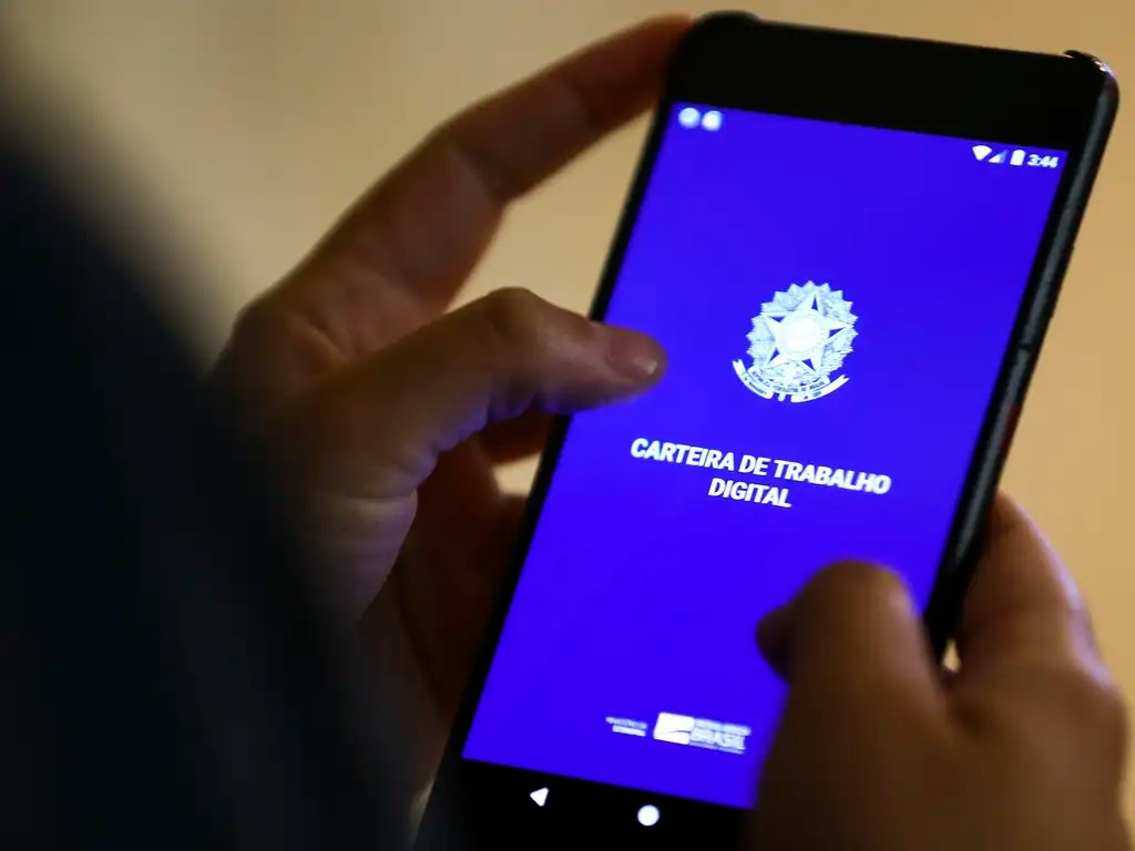 Desemprego repete mínima histórica e rendimento atinge recorde