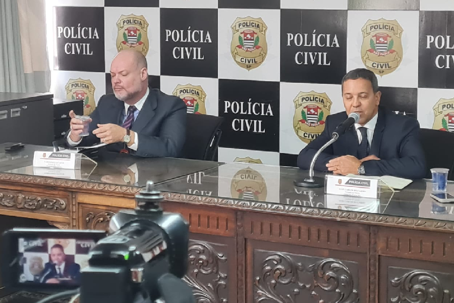 Os delegados da Fábio Lopes Cenachi, de Cajamar, e Luiz Carlos do Carmo, do Demacro, durante coletiva de imprensa da Polícia Civil de São Paulo sobre o Caso Vitória