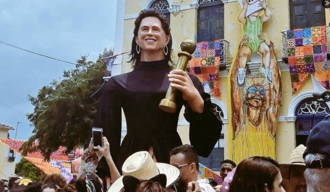 fernandatorres-boneco Fernanda Torrres representada em um boneco gigante no Carnaval de Olinda
