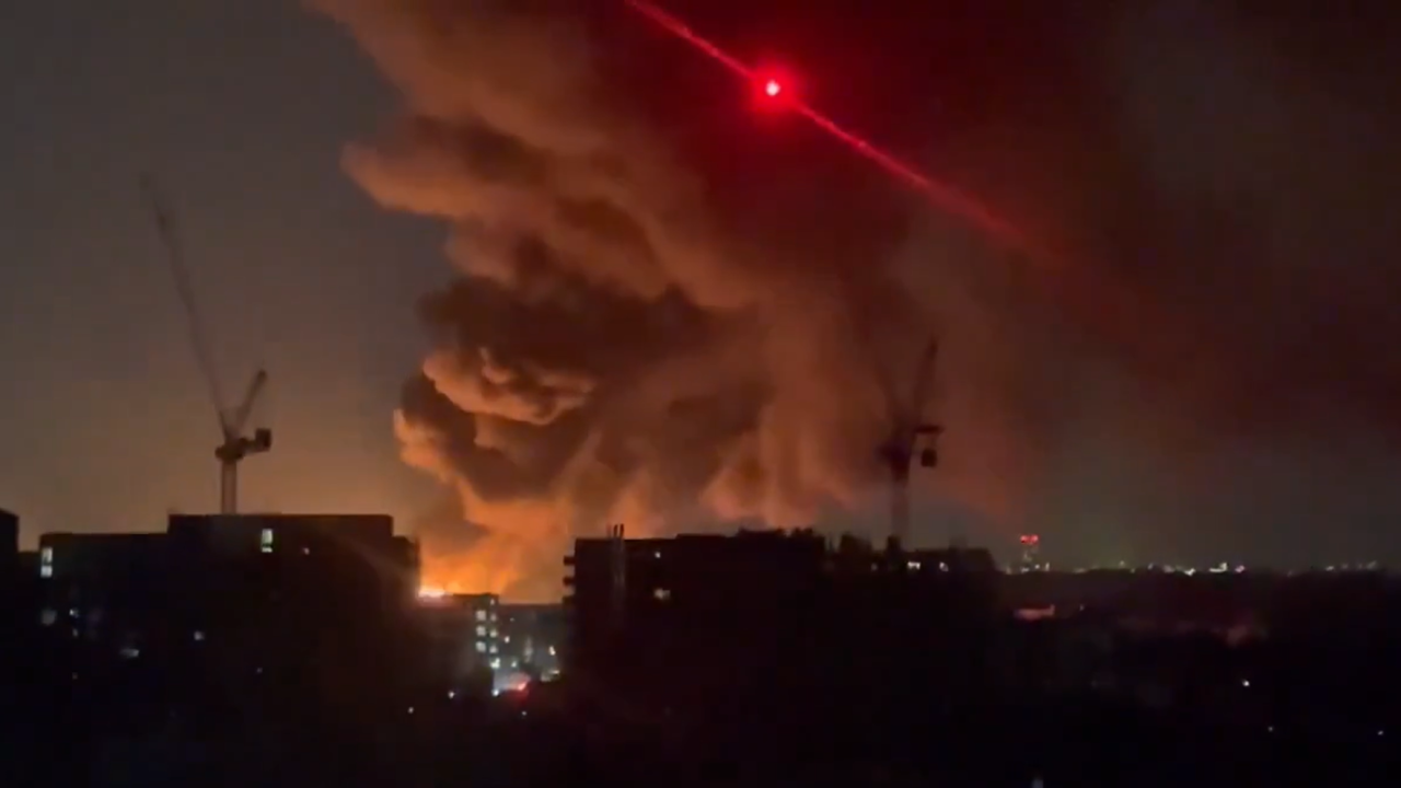 Incêndio atingiu subestação elétrica em Hayes, oeste de Londres, no Reino Unido. 20/03/2025