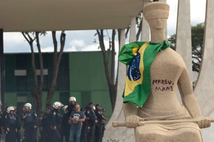 Estátua ‘A Justiça’, pichada com a frase ‘Perdeu, mané’ durante o 8 de Janeiro por Débora Rodrigues dos Santos