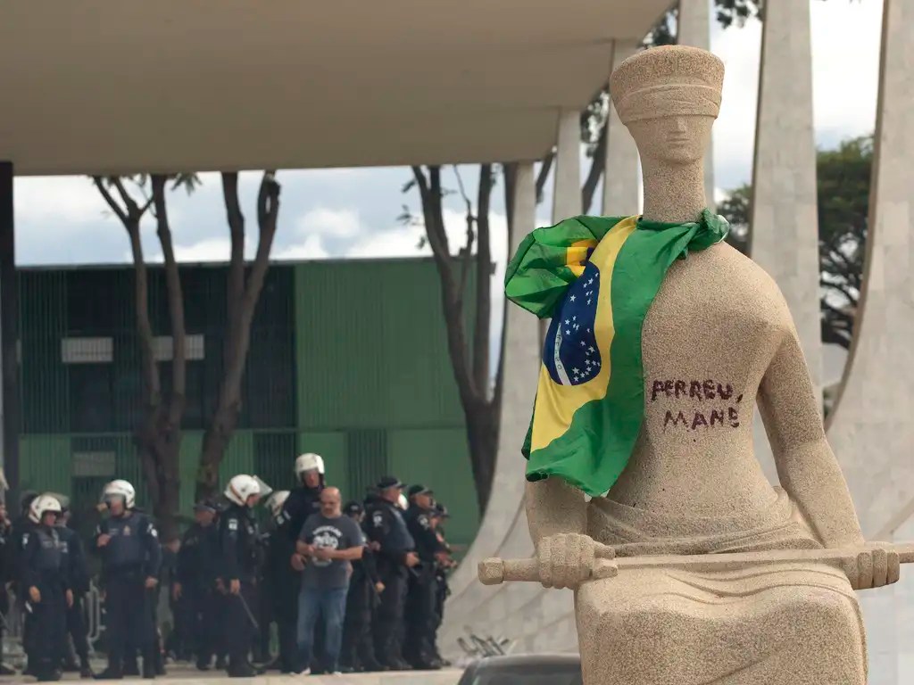 O que a mulher que pichou estátua no 8 de Janeiro disse em defesa ao STF