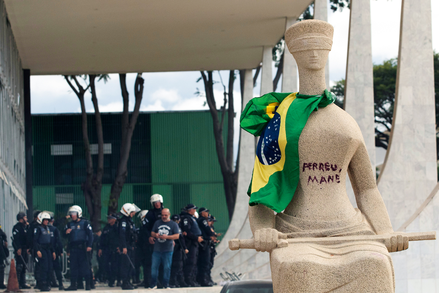 PENAS - A estátua pichada com batom no 8 de Janeiro: cabeleireira pode ser condenada a mais de dez anos de prisão
