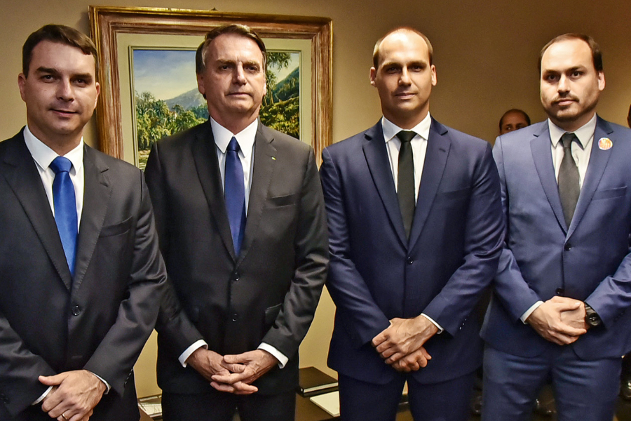 O ex-presidente Jair Bolsonaro com os filhos Flávio, Eduardo e Carlos