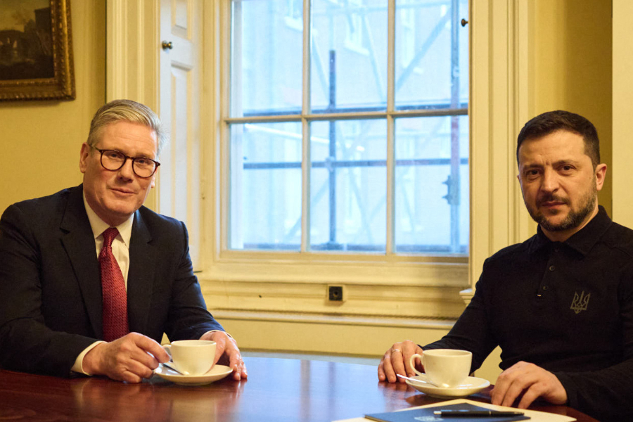 O primeiro-ministro do Reino Unido, Keir Starmer, e o presidente da Ucrânia, Volodymyr Zelensky, durante reunião em Londres em 1º de março de 2025