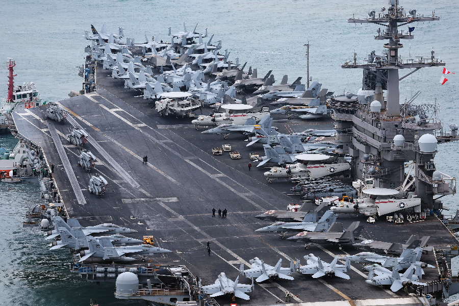 O porta-aviões USS Carl Vinson, dos Estados Unidos, navega próximo ao porto de Busan, na Coreia do Sul