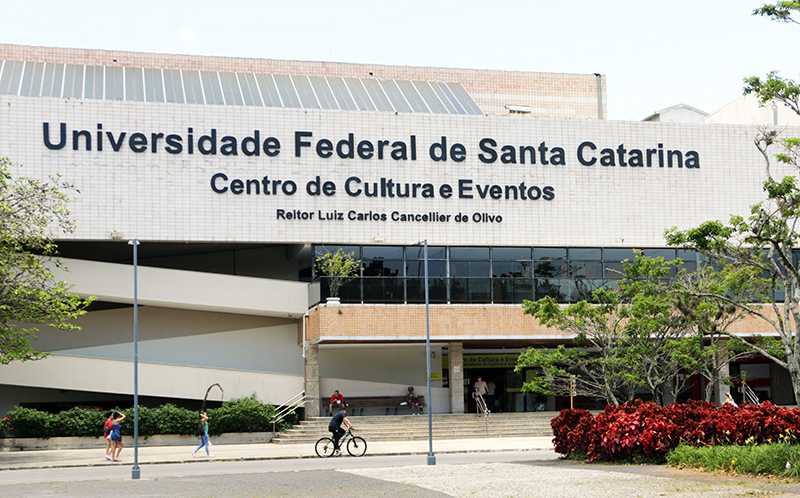 Associação de mulheres aciona Justiça contra cotas para trans na UFSC